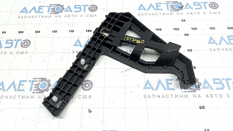 The rear bumper mount, right, Kia Sportage 23-25, is broken