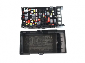 Jeep Cherokee KL 19-23 2.0T underhood fuse box for heated windshield