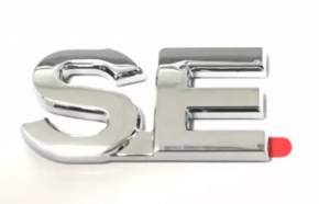 The SE emblem on the tailgate of the Mitsubishi Outlander 22-25