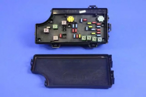 Jeep Compass 11-15 Underhood Fuse Box