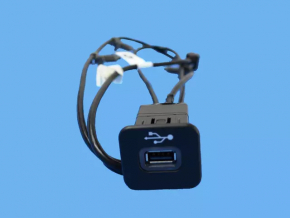 USB Hub Center Console Jeep Cherokee KL 14-