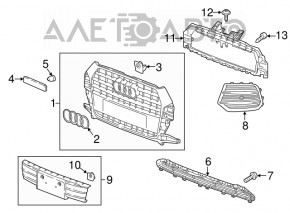 The lower grille of the front bumper of the Audi Q3 16-17 under the one-piece bumper is cracked