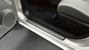 Door sill trim front left outer Nissan Rogue Sport 17-19 chrome, Rogue Sport, with backlight, scratches, bump, without chip