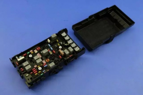 Underhood fuse box Chrysler 200 15-17 3.6