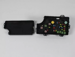 Chrysler 200 11-14 Underhood Fuse Box