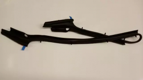 Hood seal on the radiator grille of a Toyota RAV4 06-12