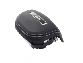 Airbag in the driver's steering wheel of the Jeep Grand Cherokee WL 21-25, black leather