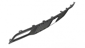 The lower grille of the front bumper of the Jeep Grand Cherokee WK2 17-22 is open, under the radar and hooks, broken, sand