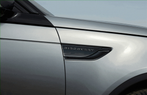 Left wing emblem molding for Land Rover Discovery 17-25, black