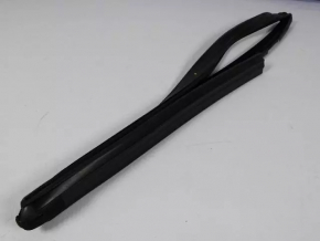 Glass seal front right Chrysler 300 11-